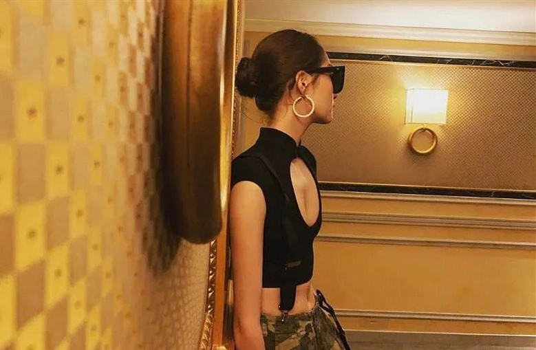 继宋祖儿催吐疤痕都露出后，泫雅热巴的尤物身材是这样来的？