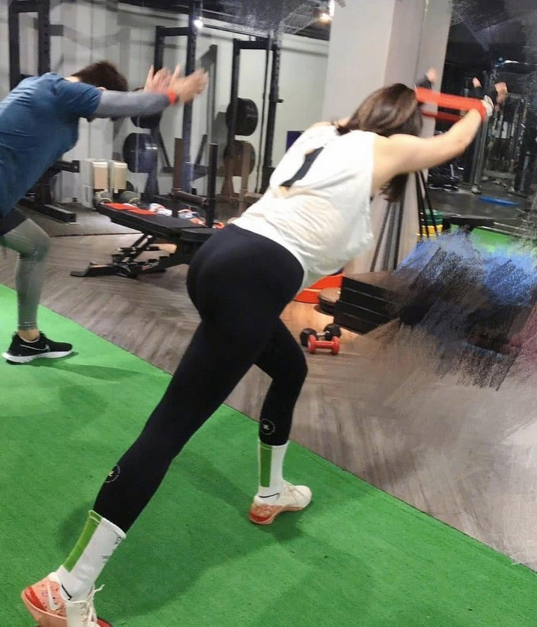 贾静雯真的瘦了!晒运动照片狂飙汗,无袖背心搭配紧身裤秀好身材