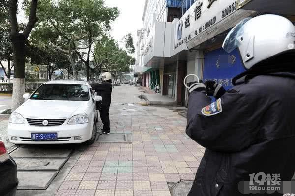 小伙靠举报违章获奖金，月收入上万元，被车主围住轮番殴打