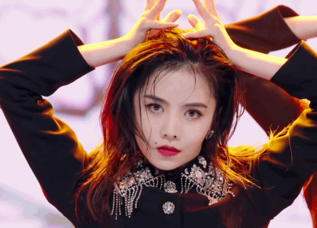 《青2》安崎陷假唱风波,身材颜值不出众却被力捧,真的是皇族?