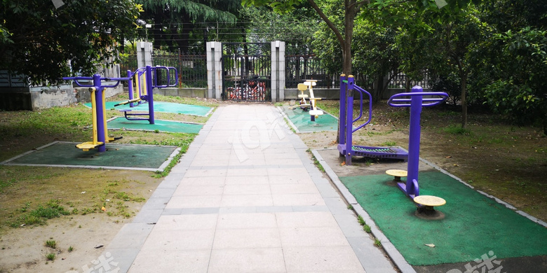 物業不掃我們掃!京都苑業主五一自發組織清掃小區公園