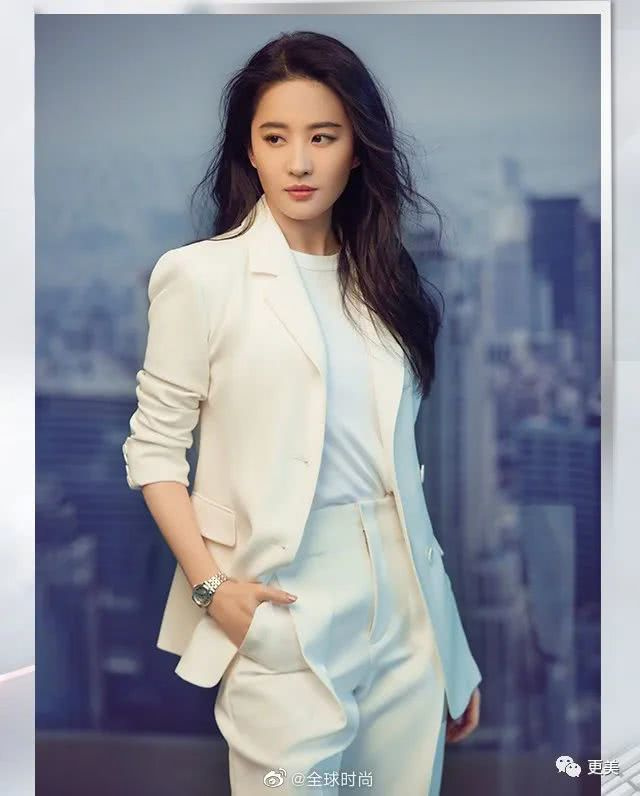 郑爽2.0出现,山根高耸假体显形,找的同一医生?