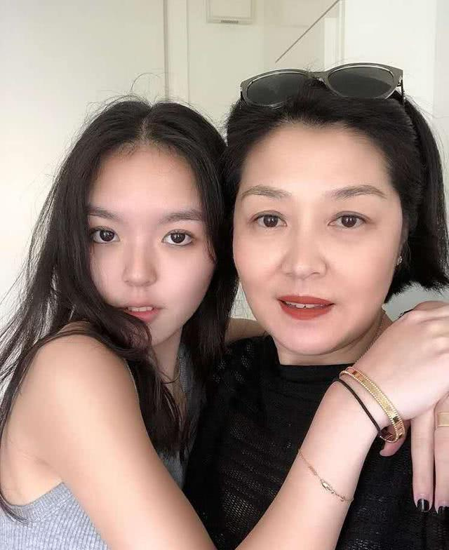 李咏离世第二个冥诞,哈文母女低调庆生,临终前八字遗言让人动容