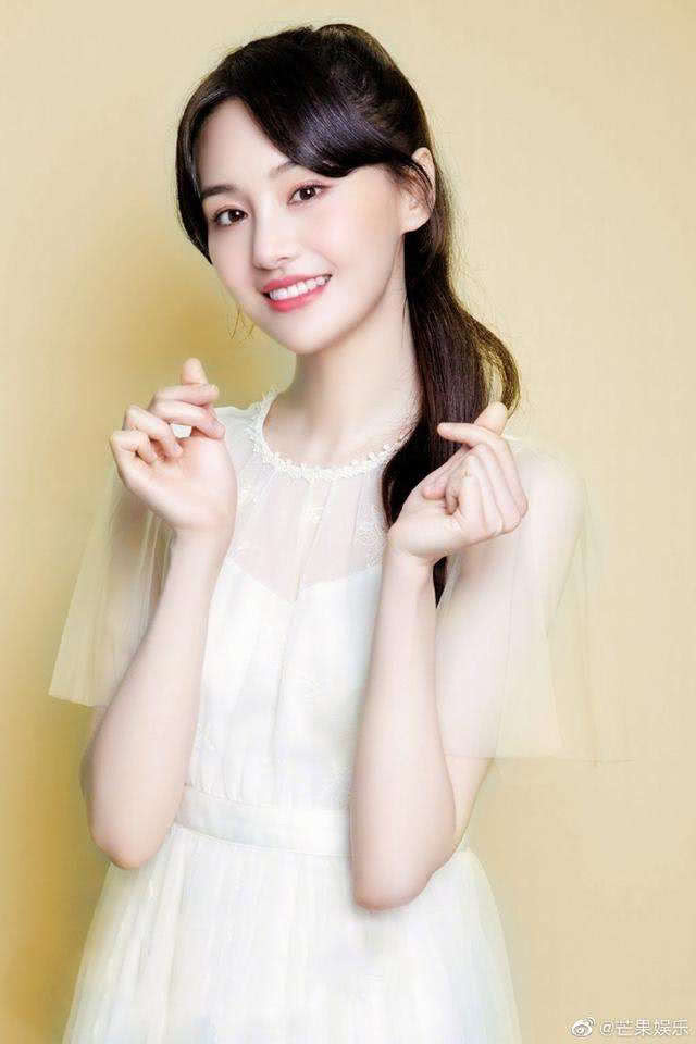 网友偶遇郑爽穿拖鞋坐路边台阶,沉迷自拍毫无明星架子