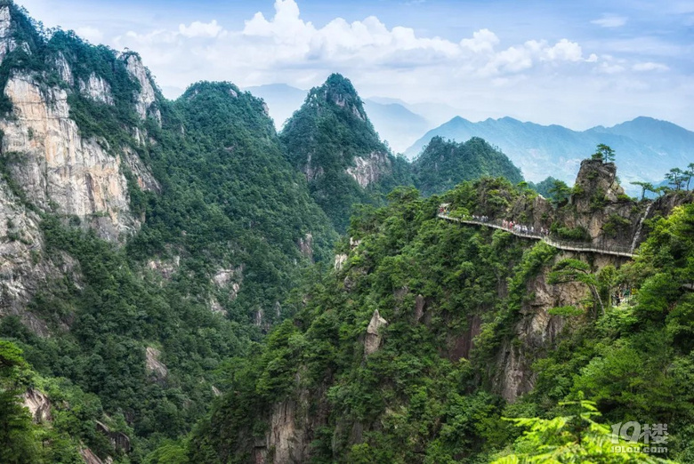 5.23周六徒步大明山，玩超级滑滑梯，景色一级棒，还有山洞