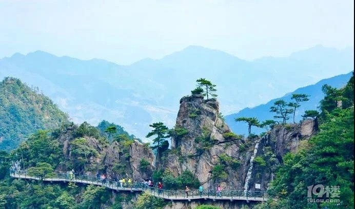5.23周六徒步大明山，玩超级滑滑梯，景色一级棒，还有山洞