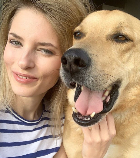 女星被宠物狗咬伤脸部受重创,眼睛几乎失去视力,受伤照片曝光