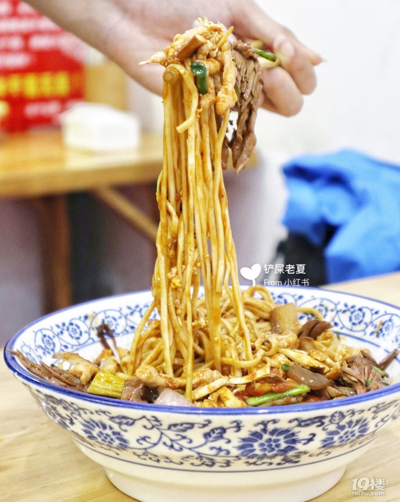 終于打卡這家排隊(duì)排到店門口的地道面館!腰花絕了!