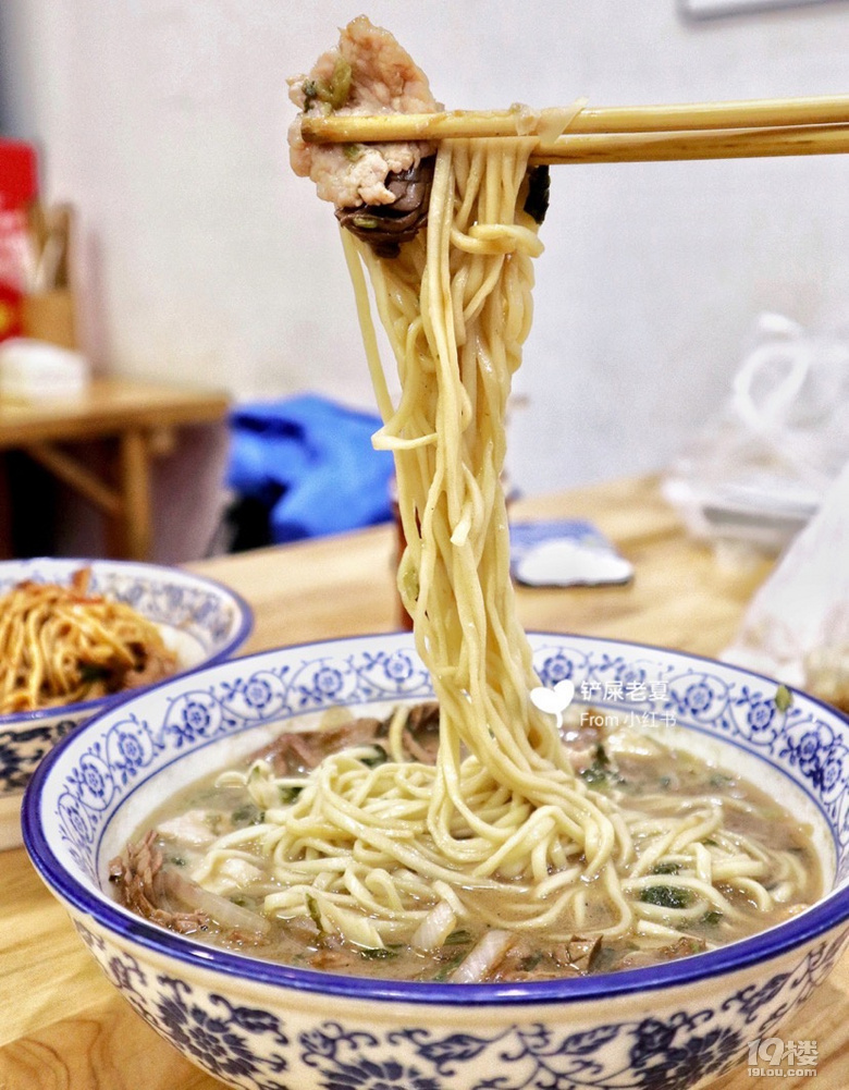 終于打卡這家排隊(duì)排到店門口的地道面館!腰花絕了!