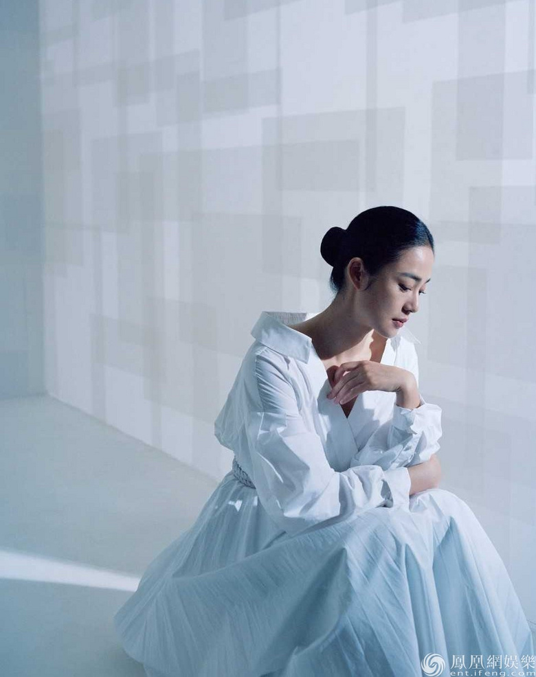 周韵释出时尚杂志大片 绝美侧颜和独特气韵直击人心