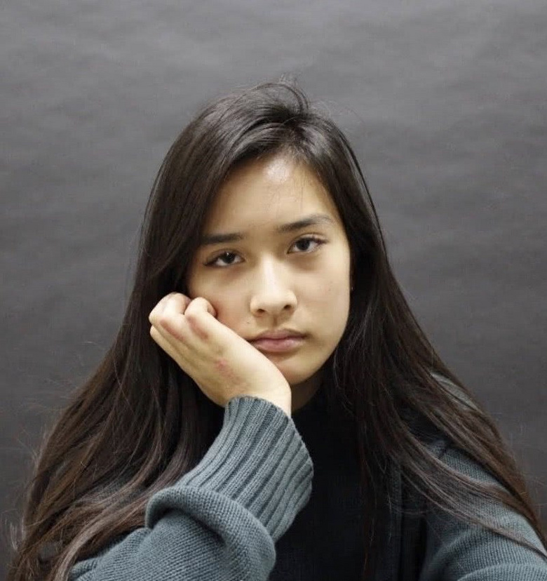 陈冲晒21岁大女儿照片,庆祝女儿哈佛毕业,学霸女儿长相清纯可