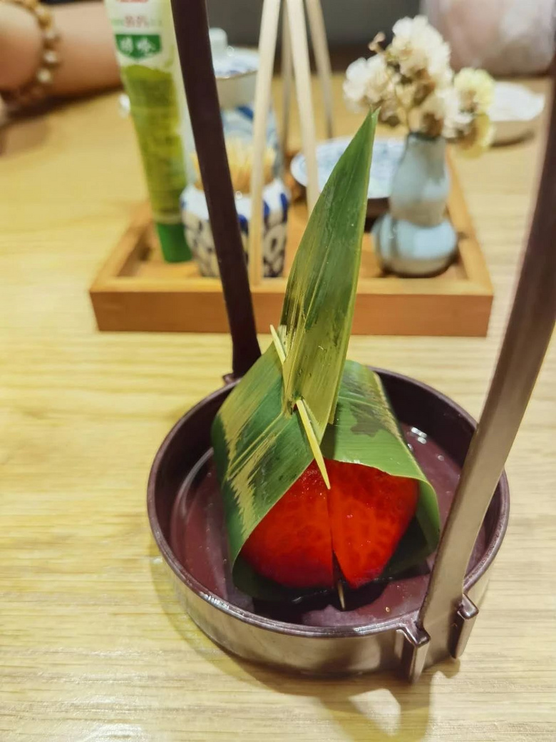 好吃却不起眼的日料店，老板还送了两瓶日本啤酒