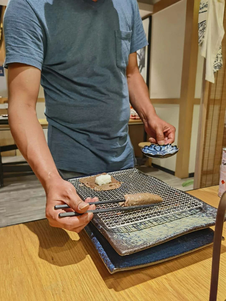 好吃却不起眼的日料店，老板还送了两瓶日本啤酒