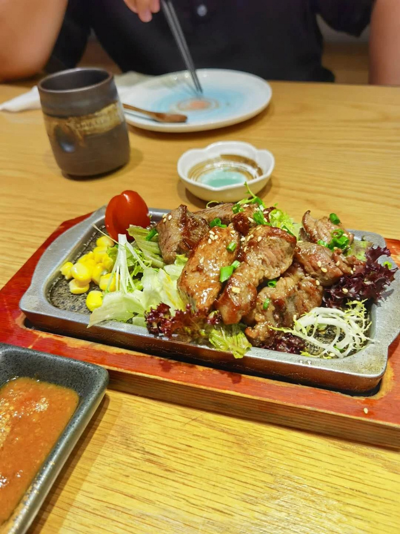好吃却不起眼的日料店，老板还送了两瓶日本啤酒