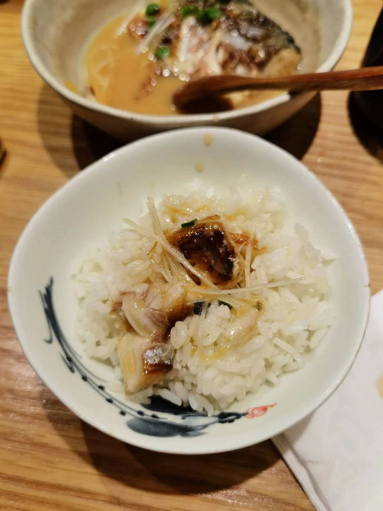 好吃却不起眼的日料店，老板还送了两瓶日本啤酒