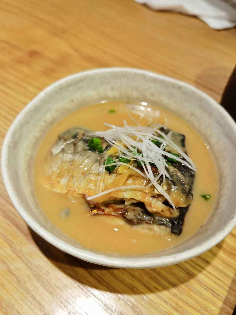 好吃却不起眼的日料店，老板还送了两瓶日本啤酒