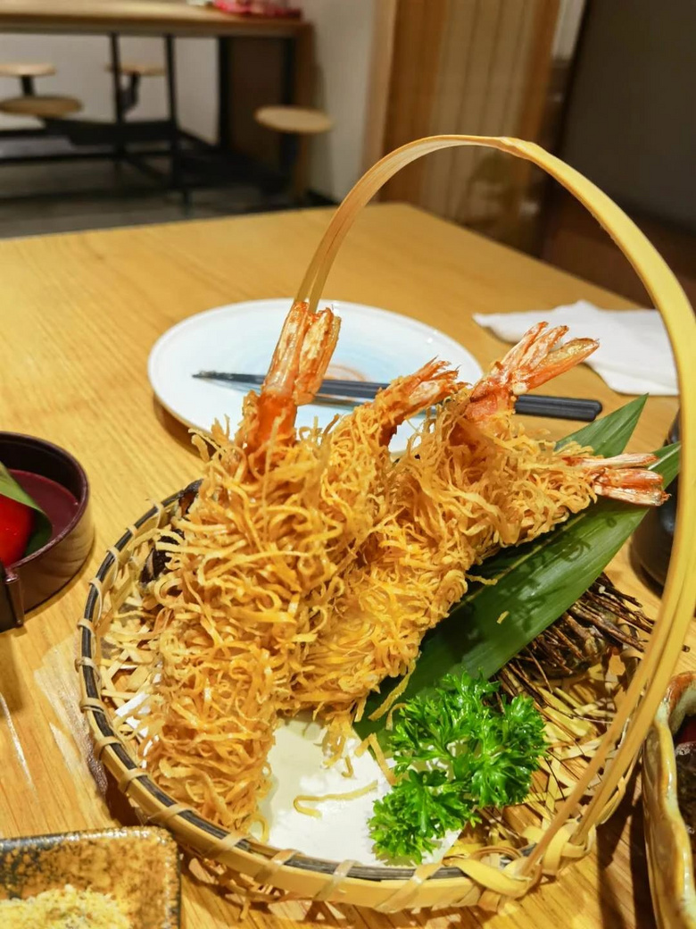 好吃却不起眼的日料店，老板还送了两瓶日本啤酒