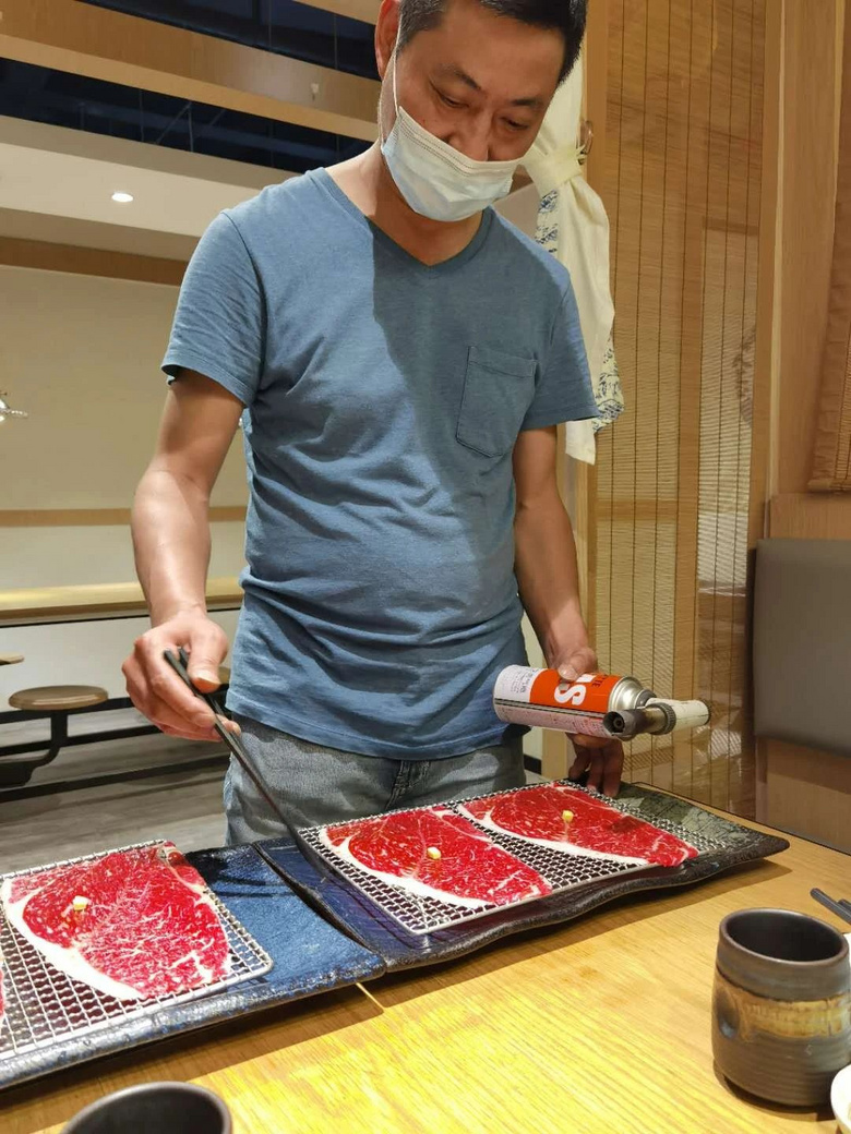 好吃却不起眼的日料店，老板还送了两瓶日本啤酒