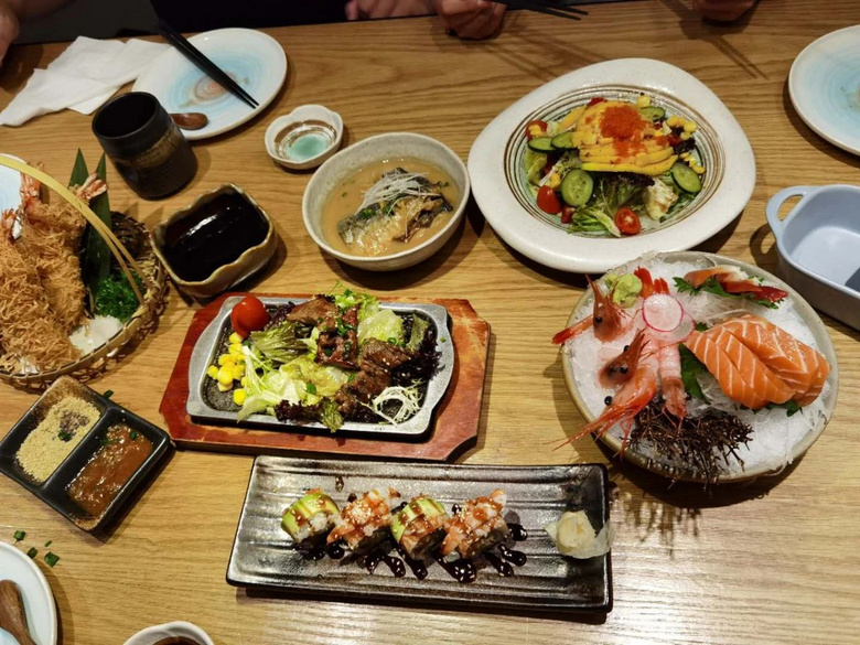 好吃却不起眼的日料店，老板还送了两瓶日本啤酒