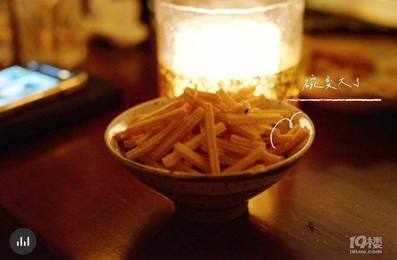 走進這家清吧,我還以為誤入了奶茶店