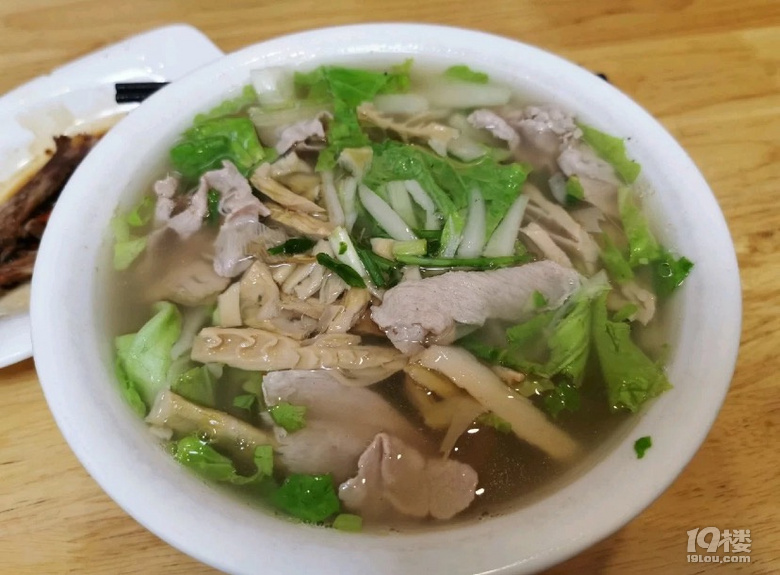 一家有寒暑假的米线店，开了30年，依旧那么豪横