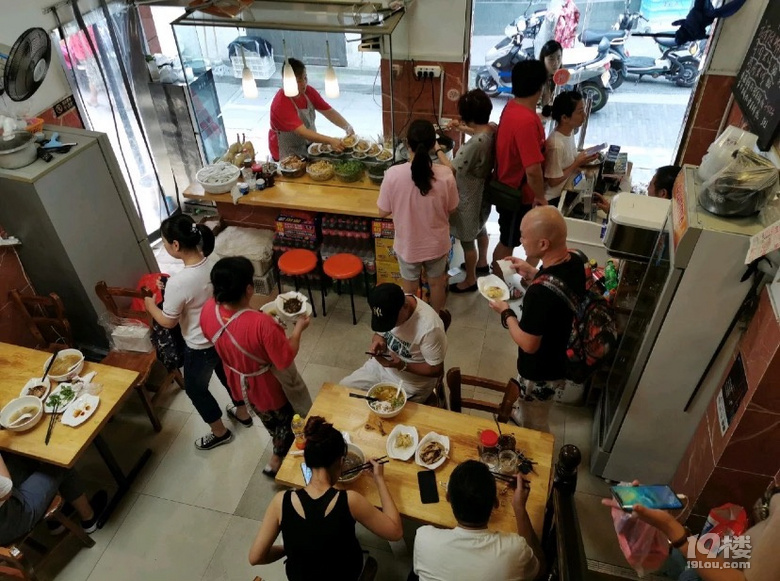 一家有寒暑假的米线店,开了30年,依旧那么豪横