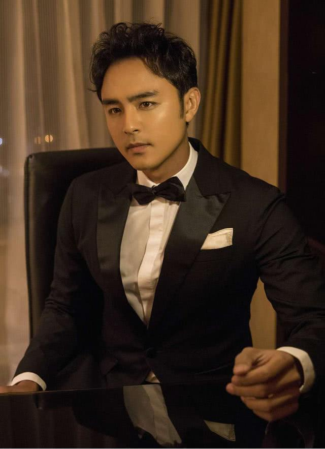 明道宣布结婚生子喜讯,去年正式登记上个月小男孩出生,恭喜祝福