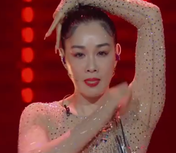 钟丽缇终于对体操服下手,当她上台跳舞娘的那刻,谁敢信她50岁