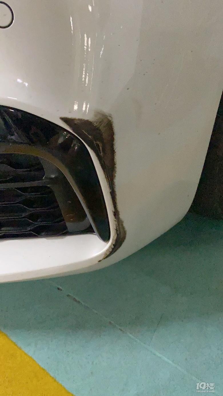 車位出來(lái)不小心擦了旁邊鄰居的車,請(qǐng)大神們幫忙看看要賠付多少?