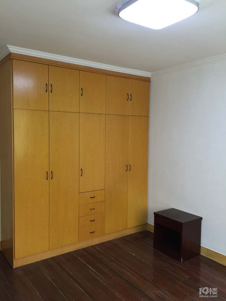 (已出租。。壕胺紪|區(qū)三室一廳帶家電帶家具拎包入住