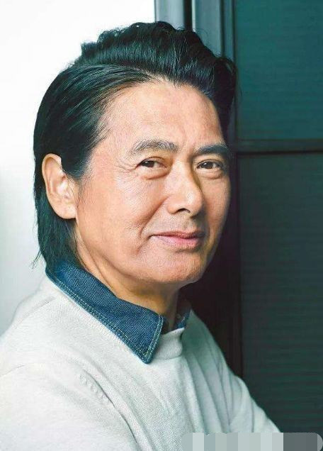 周润发老了,成龙老了,赵本山也老了,只有他65岁还像个小伙子