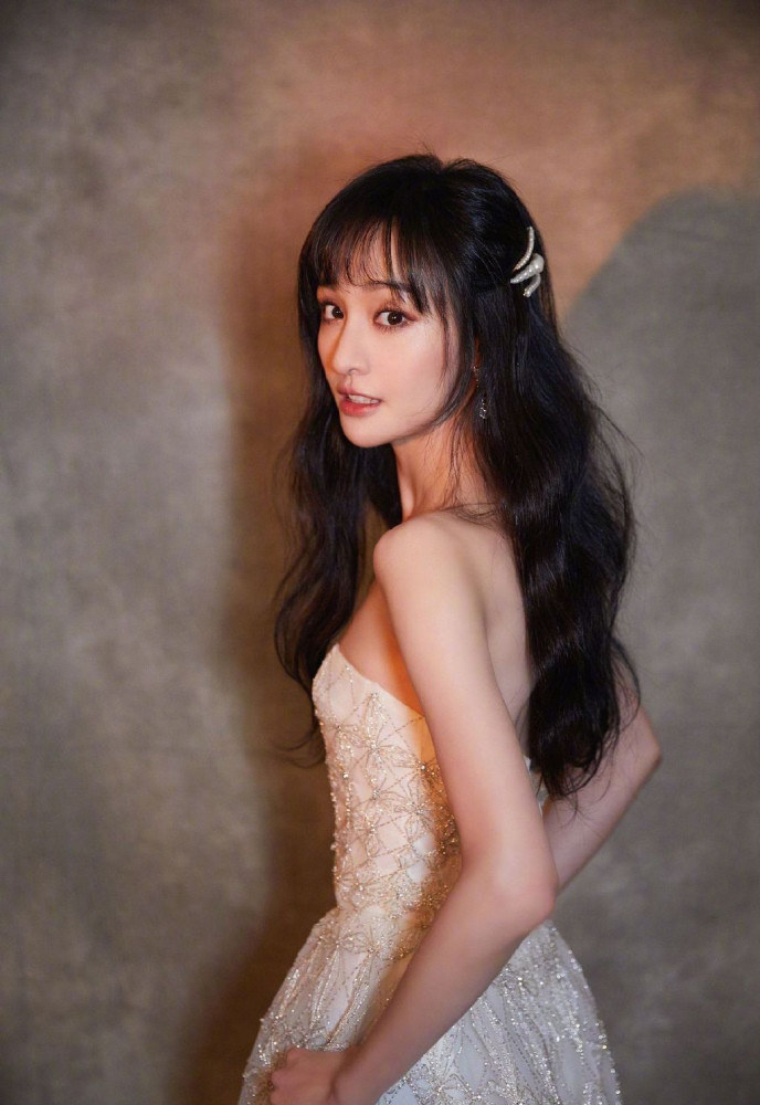 郑爽再攀颜值巅峰,穿黑色背心 格子裙,小露美背凹出初恋女神范