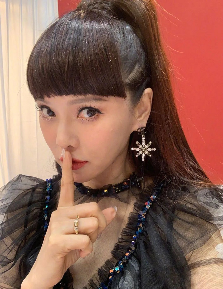 提着粉红 Birkin 扮少女,伊能静硬凹少女感有毛病吗??
