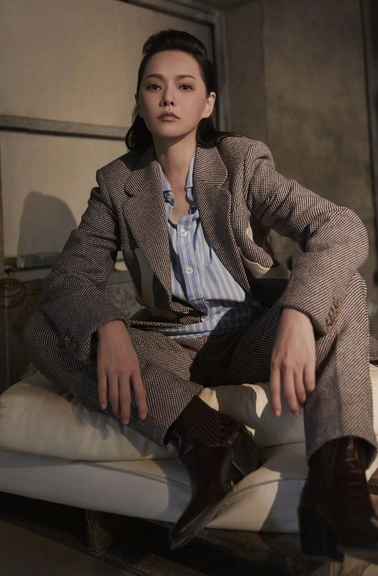 提着粉红 Birkin 扮少女,伊能静硬凹少女感有毛病吗??