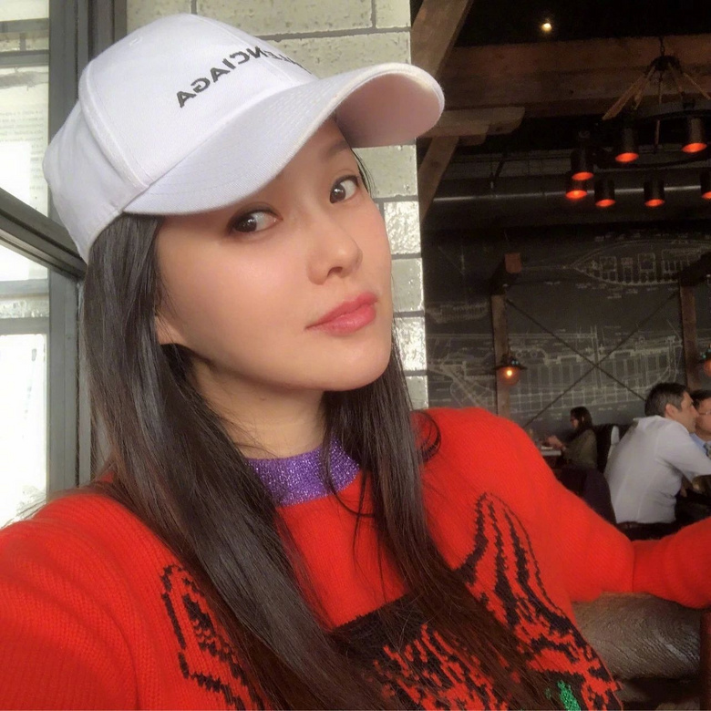 提着粉红 Birkin 扮少女,伊能静硬凹少女感有毛病吗??