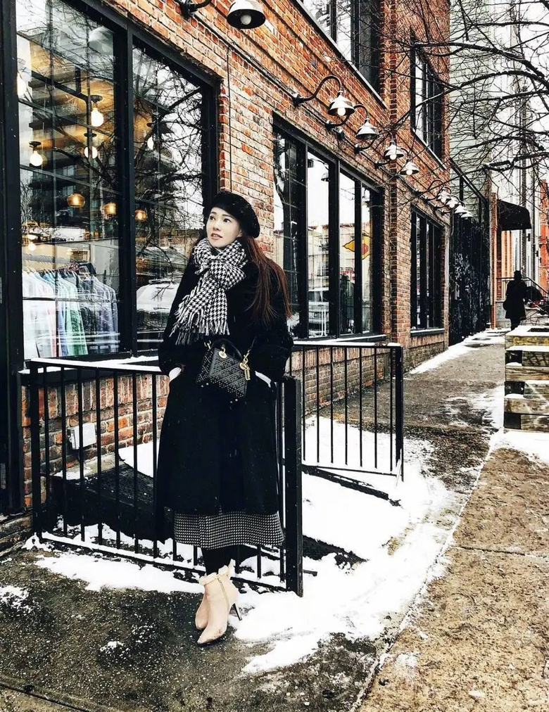 提着粉红 Birkin 扮少女,伊能静硬凹少女感有毛病吗??