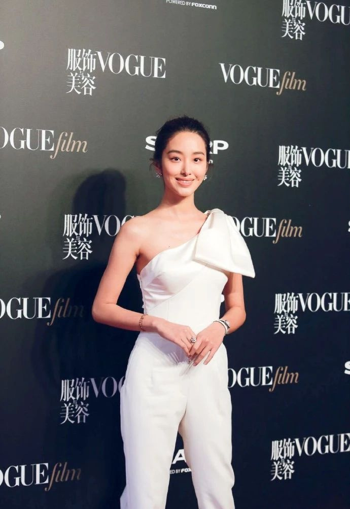 白幼秀时默默无闻,晒黑增龄10岁后代言奢侈品,审美如何弯道超