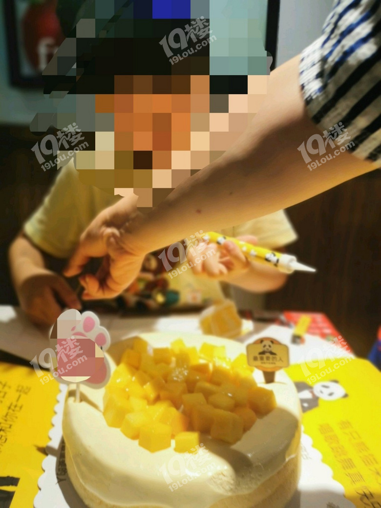 小朋友過生日非要給爸爸留著蛋糕吃