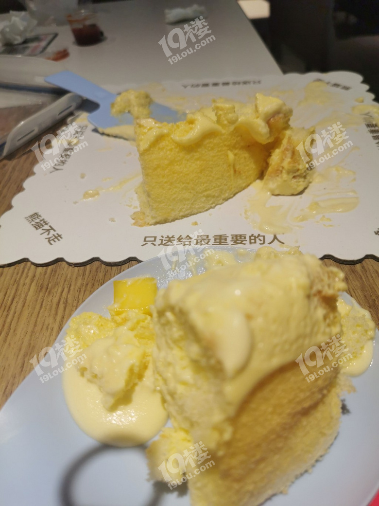 小朋友過生日非要給爸爸留著蛋糕吃