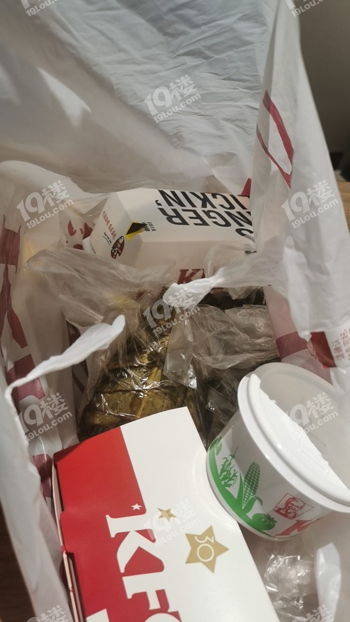 小朋友過生日非要給爸爸留著蛋糕吃