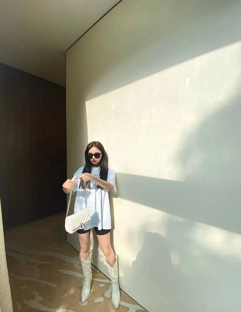 这位身高不过150+的爆炸甜心,成为碾压娱乐圈御姐高妹的第一