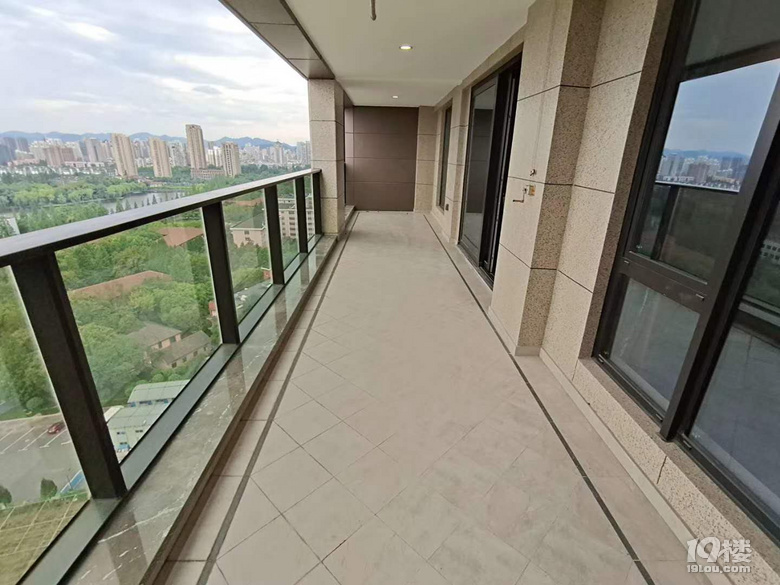 绿地华家池 世茂天宸 精装三房 一梯一户私密性好 145方大户型