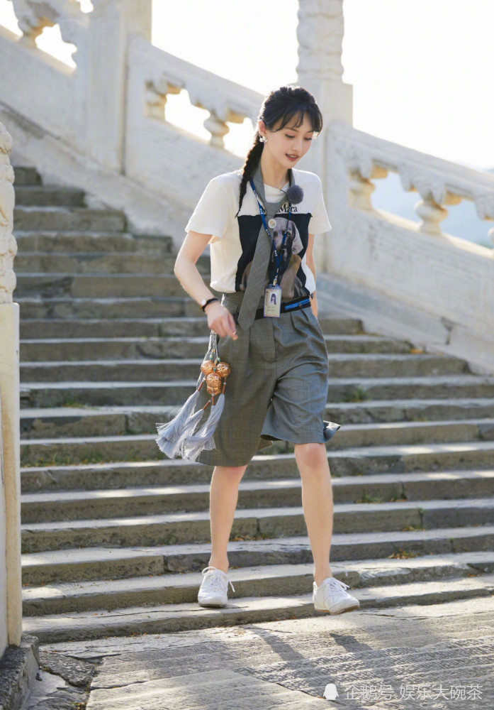 郑爽这身穿搭太夏天了,空气刘海配职业运动风格,清爽又透着自然