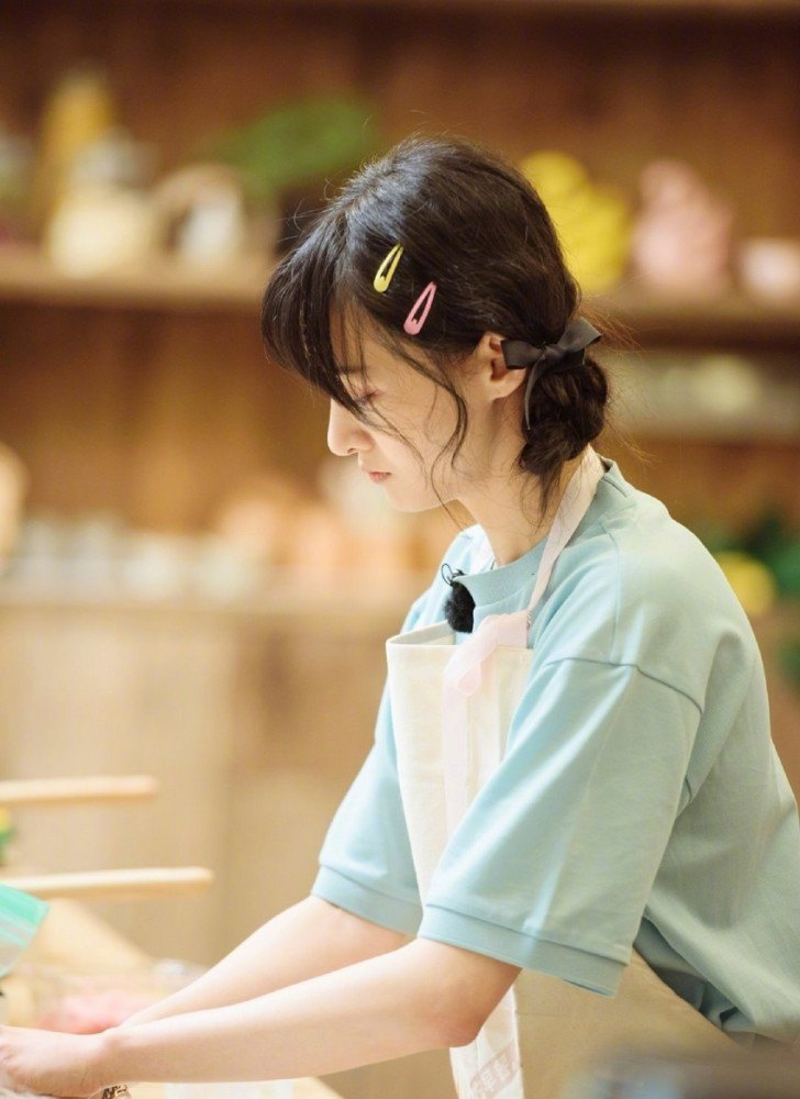 郑爽最新造型,蝴蝶结双麻花辫造型美腻了,29岁依旧少女感爆棚