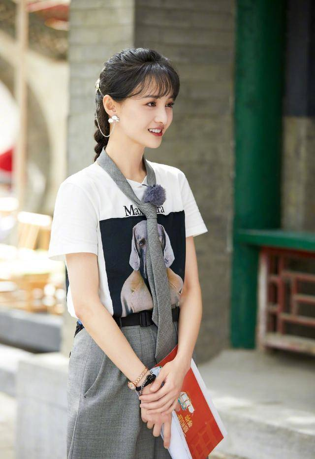 郑爽最新综艺上线,梳麻花辫配学院风穿搭少女感满满,头饰超吸睛