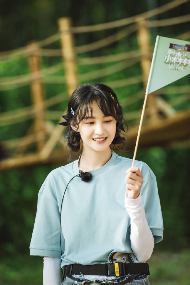 郑爽颜值再回春,穿浅色t恤扎七彩发卡,嫩得00后看了都要佩服