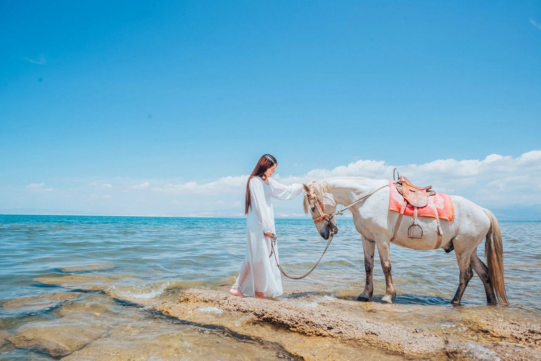 7月的青海湖,一半花海,一半美女