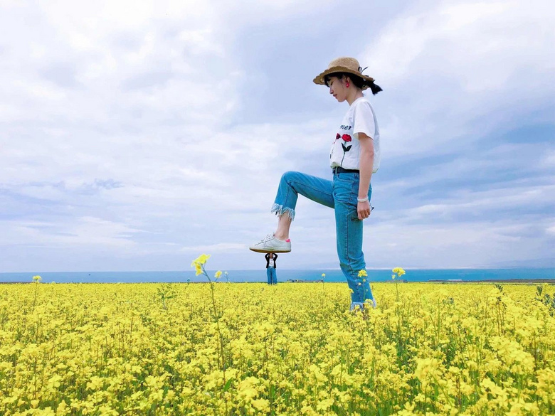 7月的青海湖,一半花海,一半美女