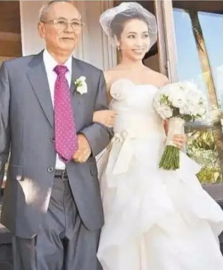 侯佩岑母親林月云的上位史