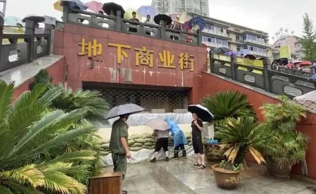 九孔泄洪后，建德城区怎么样了？凉亭四角被淹，地下商业街紧急封